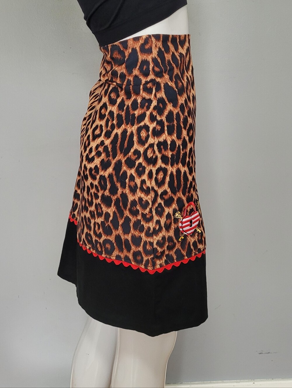 Paper Doll Productions Skull Heart Lock And Key Leopard Skirt, VGUC, Size M